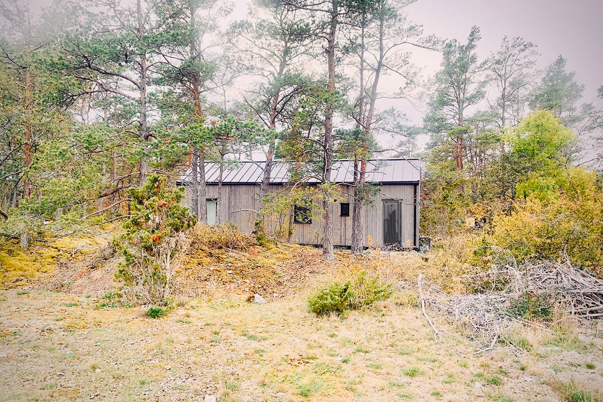 Byggt fritidshus i skog Trosa